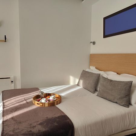 Hotel Le National Clichy Paris Exterior foto