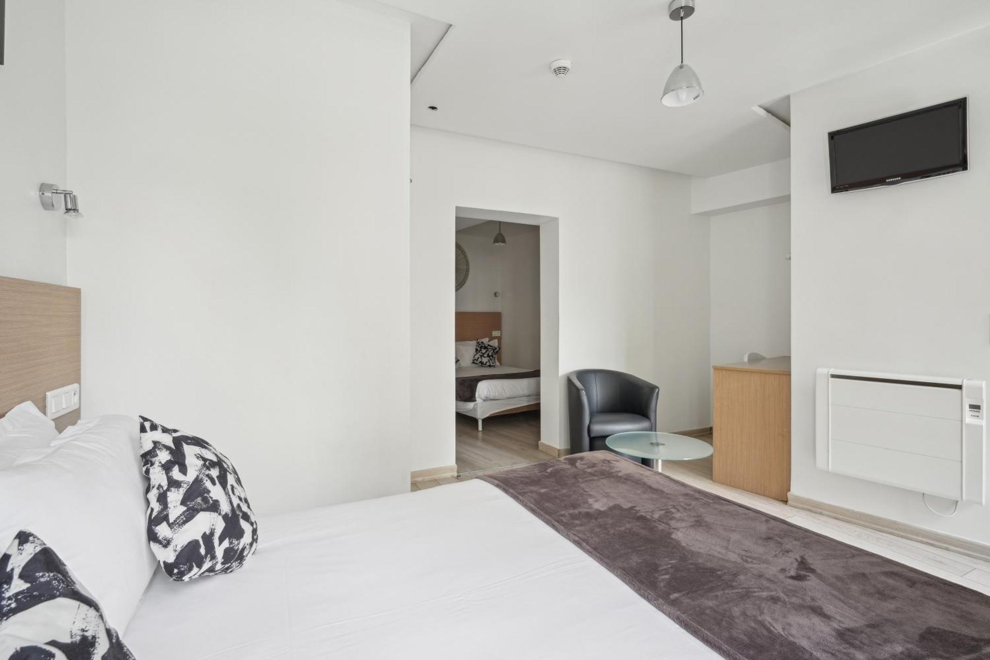 Hotel Le National Clichy Paris Exterior foto
