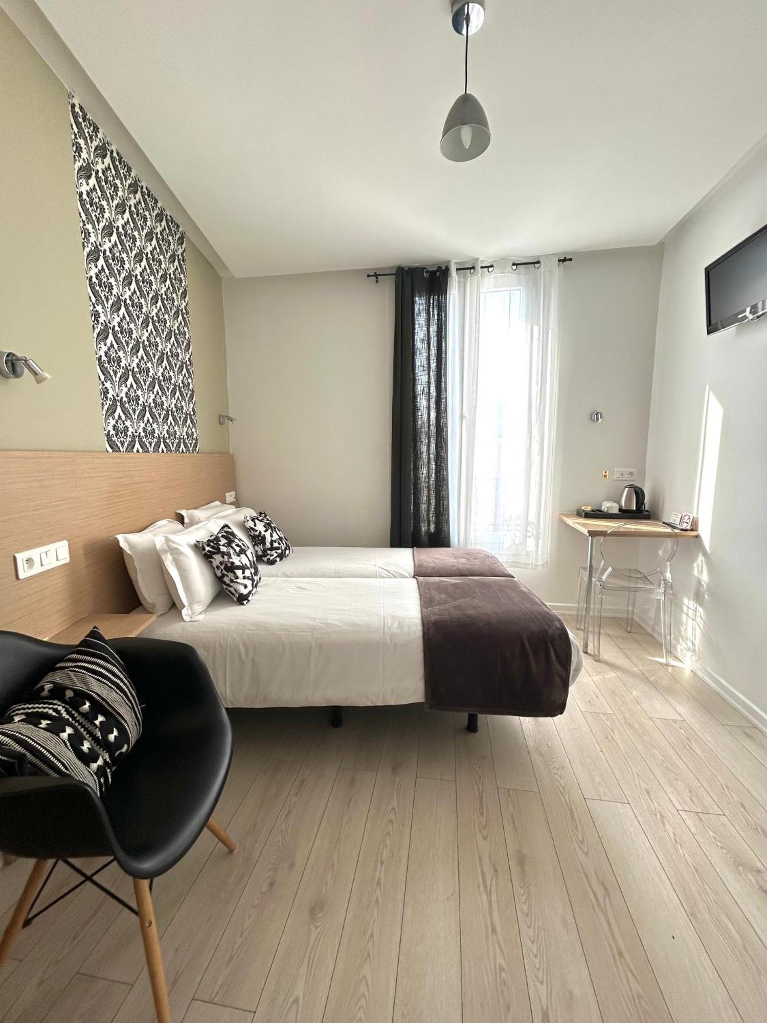 Hotel Le National Clichy Paris Exterior foto